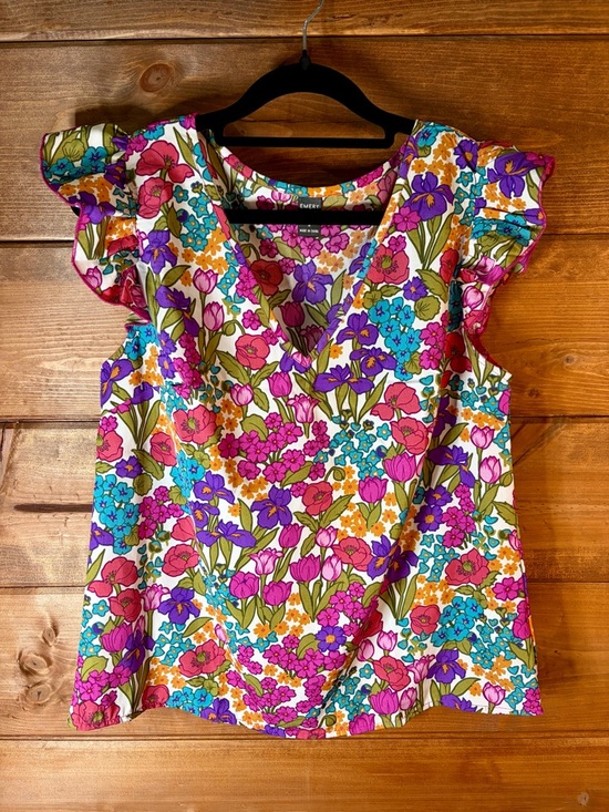Emery Rose Tops - Emery Rose Floral V-Neck Top in Purple & Pink Bloom